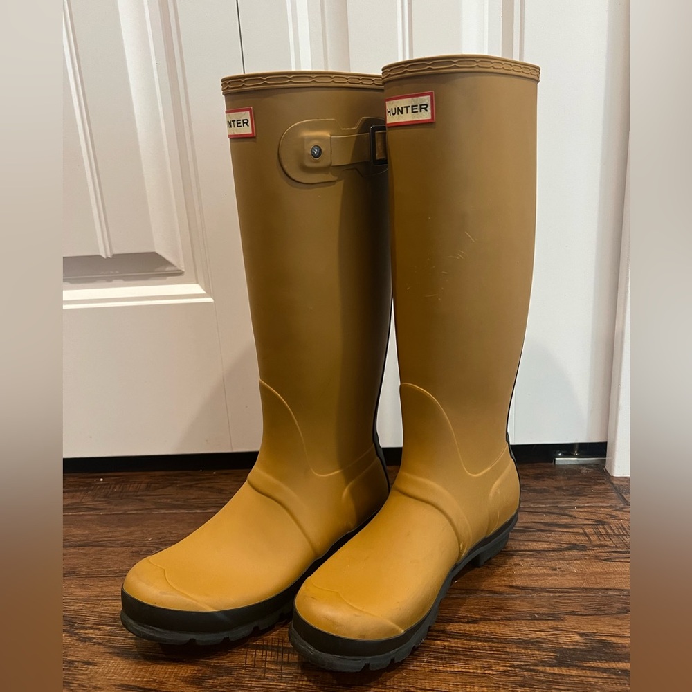 Women’s Hunter knee height boots.